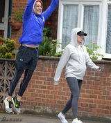 组图：斯嘉丽挺孕肚出街 与未婚夫开心嬉闹