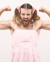 组图：“胡子小姐”代言日本游戏 口味重难直视