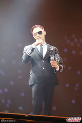 组图：张智霖开唱裸身美女环伺 袁咏仪领衔助威