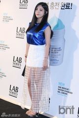 组图：Rainbow佑丽着白衬衫亮相优雅时尚