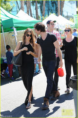 组图：伊恩不由自主吻女友香发 妮基变娇羞软妹