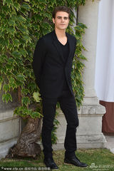 组图：吸血鬼Stefan乘快艇逛威尼斯 揽萝莉超模