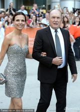 组图：小唐尼揭幕多伦多 携孕妻与小钢铁侠互动