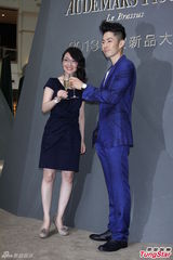 组图：吴建豪帅气站台 喜欢收藏手表