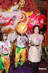 幻灯图：杨千嬅担任嘉宾 为金龙醒狮点晴