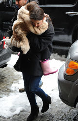 组图：凯蒂雪中护女 小苏瑞扎妈妈怀中不露脸