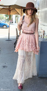 高清图：泰勒-斯威夫特街拍 粉色上衣搭蕾丝裙