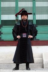 高清组图：朱智勋拍《我是王》穿古装显气势