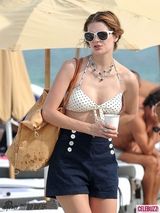 组图：米莎-巴顿海边度假着黑白波点比基尼晒雪肤