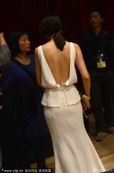 组图：高圆圆秀大片美背狂露肉 疑似真空上阵