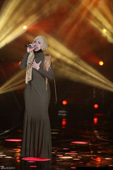 组图：周笔畅玩谢耳朵乐器 邓紫棋黑丝秀腿