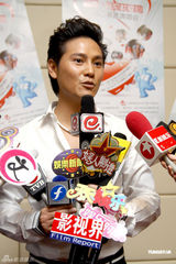 幻灯图：丁子峻做慈善毫不懈怠 亲力亲为成艺人标榜