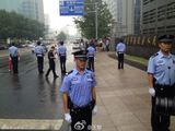 组图：李天一等被告5人乘坐警车抵达海淀法院