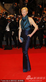 高清图：《我们需要谈谈凯文》首映 蒂尔达大秀裸背