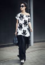 高清图：李菲儿街拍LOOK 个性T恤搭配黑色纱裙