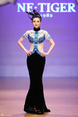 高清图：张瑞希中国首秀 透视华服性感妩媚