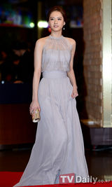 组图：韩国大钟电影节颁奖 高雅拉薄纱礼服亮相