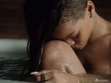 组图：蕾哈娜性感MV全裸出浴 躺浴缸双峰隐现