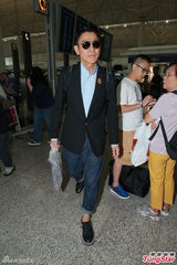 组图：刘德华急离港避台风 20余名粉丝护送