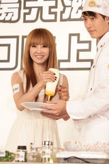 组图：蔡依林无奈玉照被盗用 回赞锦荣腹肌棒