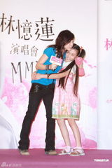 组图：林忆莲签售会避谈绯闻 车窗爆炸有惊无险