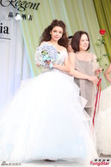 组图：李毓芬婚纱装亮相 笑容甜美妩媚动人