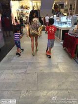 组图：张柏芝俩儿子踩滑板陪妈妈逛街 酷帅有型