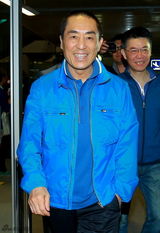 组图：陈道明戴墨镜抵戛纳 张艺谋微笑挥手致意