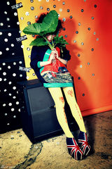 组图：吴莫愁专辑新造型曝光 大胆撞色章鱼上肩