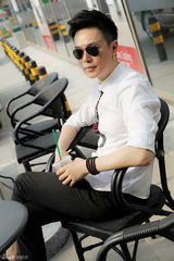 组图：万思维休闲街拍 墨镜遮面帅酷有型