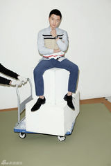 组图：佟大为登封面 表情搞怪展双重魅力