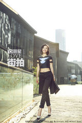 明星爱街拍：杨子姗短发帅出质感诠释多维度美