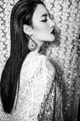 组图：刘小小演绎蕾丝复古装 性感婀娜