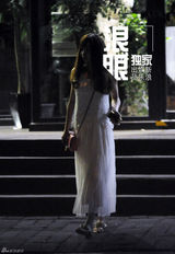 组图：姚笛深夜与友人泡吧 吞云吐雾解忧愁