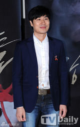 组图：韩星柳泰俊着白衬衫帅气亮相试映会