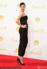 组图：《广告狂人》杰西卡抹胸裙优雅亮相艾美