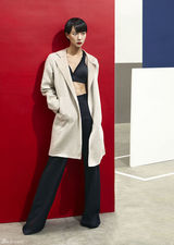 组图：王珞丹坏小子造型登封面 短发红唇性感