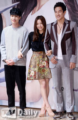 组图：李栋旭黑白格上衣像棋盘 羞涩亮相发布会