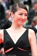 组图：日本女星长泽雅美亮相 镂空黑裙半球隐现