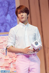 独家：郑容和会粉丝 白衣粉裤弹吉他校草气质