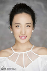 组图：李艳白色系写真 笑容灿烂明艳照人