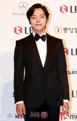 组图：吕珍九百想红毯淘气比手势 活力十足