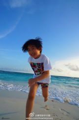 组图：Kimi追逐海浪 网友：以后也是长腿欧巴