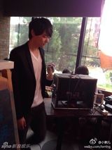 组图：古川雄辉北京拍戏 女主张辛苑贴心送麻将