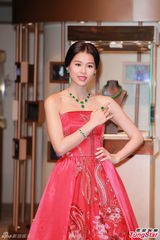 组图：胡杏儿否认与女助手绯闻 称仍喜欢男生