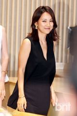 组图：李孝利出席发布会 低胸短裙性感十足