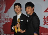 组图：桂纶镁冯绍峰分获奖 陈思诚后台吻奖杯