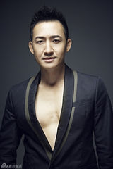 组图：王阳形色写真 真空搭配西装秀身材