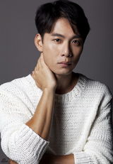 组图：戚玉武时尚写真  一面暖男一面萌