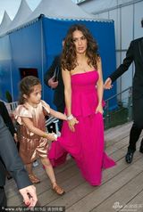 组图：《预言者》首映 索尔达娜与老公激吻